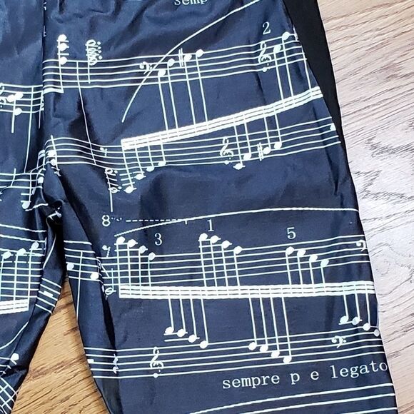 Music Notes Lotus Legging Capri - Picture 2 of 4